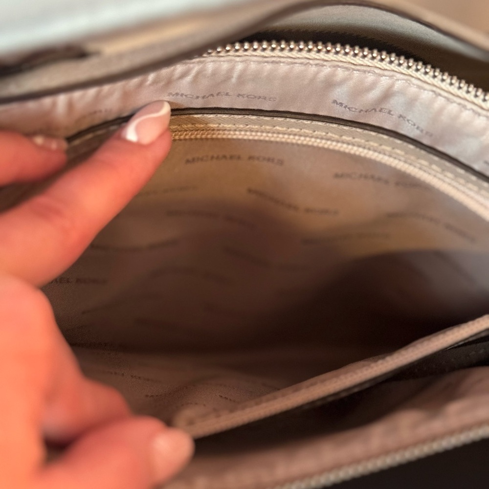 Micheal Kors Purse - Picture 9 of 11